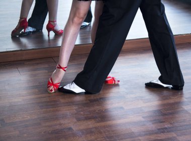 Balo dansı salsa eğitmenleri erkek ve kadın çift shcool prova odasında dans ediyorlar.