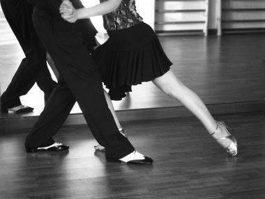 Balo dansı salsa eğitmenleri erkek ve kadın çift shcool prova odasında dans ediyorlar.