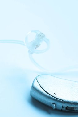 Sağır ve har işitme yardımcı olmak için dijital modern teknoloji işitme cihazı.