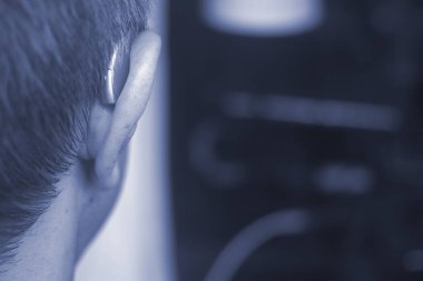 Modern dijital teknoloji işitme cihazı kulağına giyen sağır orta yaşlı adam.