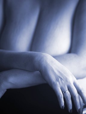 Göğüsleri büyük, erotik göğüsleri olan ve fotoğraf çekiminde yetişkin gibi davranan zayıf, seksi bir kadın..