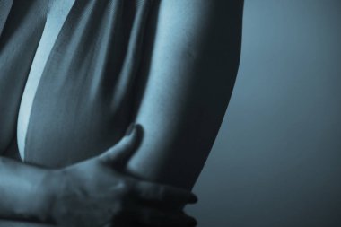 Göğüsleri çok büyük erotik göğüsleri olan ve fotoğraf çekiminde yetişkin gibi davranan iri göğüslü seksi kadın..