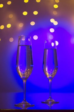 Gece kulübünde parti çubuğunda Ibiza İspanya ışıkların düğün sırasında prosecco kava bardak şampanya köpüklü şarap.