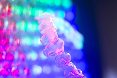 Görünmez diş hizmetli ortodontik parantez. Diş hizalamayı düzeltmek için plastik modern straighterners.