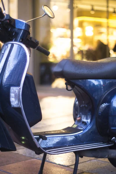 城市街道场景中的滑板车复古风格摩托车 — 图库照片