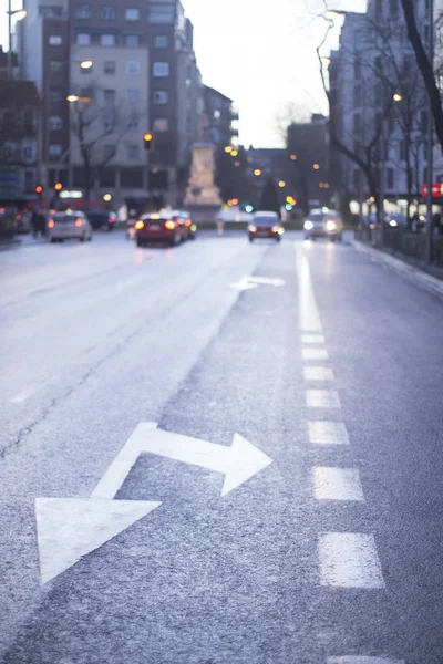 马德里城市街西班牙道路交通管制标志箭头指示车道直上并向右转 — 图库照片