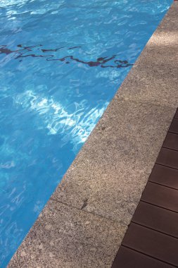 Yaz açık yüzme havuzunda lüks resort otel Bahçe.