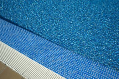 Yaz açık yüzme havuzunda lüks resort otel Bahçe