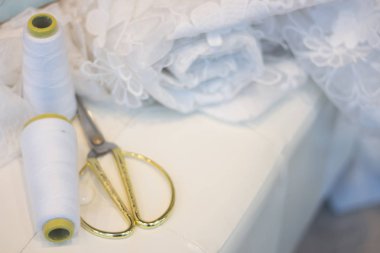 Gelin mağaza el yapımı elbise vitrin makas, iş parçacığı ve dikiş için malzeme.