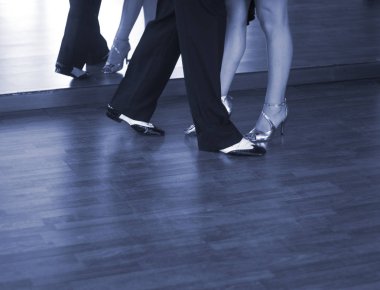 Balo dansı salsa eğitmenleri erkek ve kadın çift shcool prova odasında dans ediyorlar.