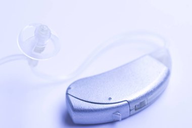 Sağır ve har işitme yardımcı olmak için dijital modern teknoloji işitme cihazı.