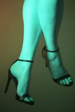 Uzun ince bacaklar ve ayaklar yüksek topuk stiletto ayakkabı ile seksi genç bayan.