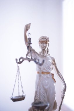 Avukatlar ofiste pullarla kör tanrıçası Themis hukuk office yasal adalet heykeli.