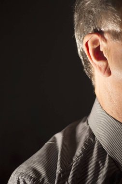 Modern dijital teknoloji işitme cihazı kulağına giyen sağır kıdemli vatandaş adam.