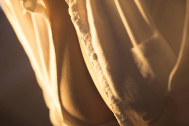 Göğüsleri çok büyük erotik göğüsleri olan ve fotoğraf çekiminde yetişkin gibi davranan iri göğüslü seksi kadın..