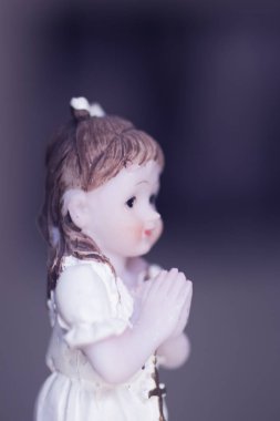 Pasta topper Katolik komünyon töreni dini kız Christian Tanrı kilisede dua.