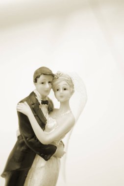 Pasta topper gelin ve damat düğün çift romantik evlilik Holding'in sevgisi kucaklamak.