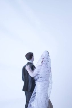 Pasta topper gelin ve damat düğün çift romantik evlilik Holding'in sevgisi kucaklamak.