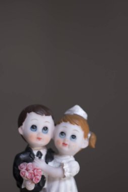 Pasta topper gelin ve damat düğün çift romantik evlilik Holding'in sevgisi kucaklamak.