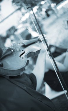 Lüks otel bahçesinde açık havada evlilik resepsiyon sırasında düğün müzik müzisyen grubu.