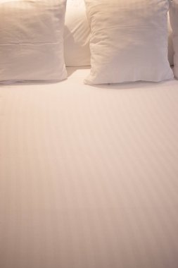 Konuklar için kapak temiz hazır durumda modern minimalist lüks beş yıldızlı bir otel yatak pamuklu çarşaf ve yastık.