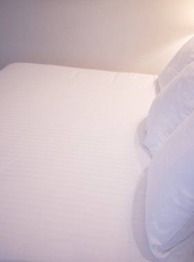 Konuklar için kapak temiz hazır durumda modern minimalist lüks beş yıldızlı bir otel yatak pamuklu çarşaf ve yastık.