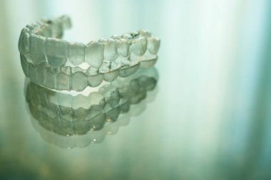 Görünmez açık diş diş aligner düzleştiriciler modern estetik parantez olarak ortodontik diş tedavisi için.