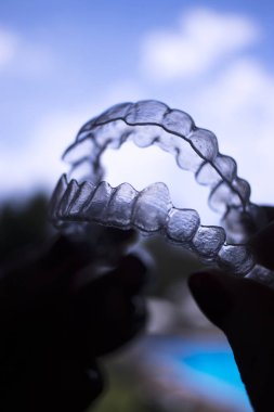 Görünmez açık diş diş aligner düzleştiriciler modern estetik parantez olarak ortodontik diş tedavisi için.