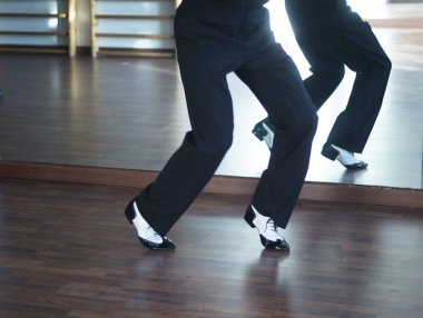 Balo dansı salsa eğitmenleri erkek ve kadın çift shcool prova odasında dans ediyorlar.