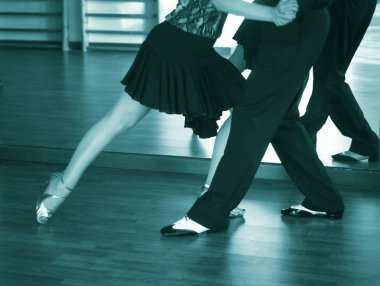 Balo dansı salsa eğitmenleri erkek ve kadın çift shcool prova odasında dans ediyorlar.