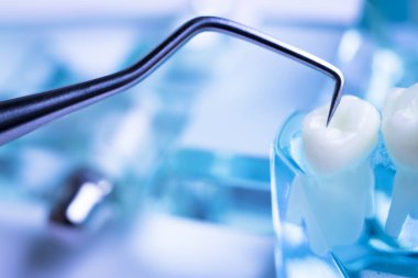 Titanyum metal diş hekimi temizlik dişler plak ve çürüme kaldırmak için araç almak.