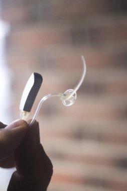 Modern dijital teknoloji işitme cihazı kulağına giyen sağır kıdemli vatandaş adam.