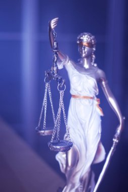 Avukatlar ofiste pullarla kör tanrıçası Themis hukuk office yasal adalet heykeli.