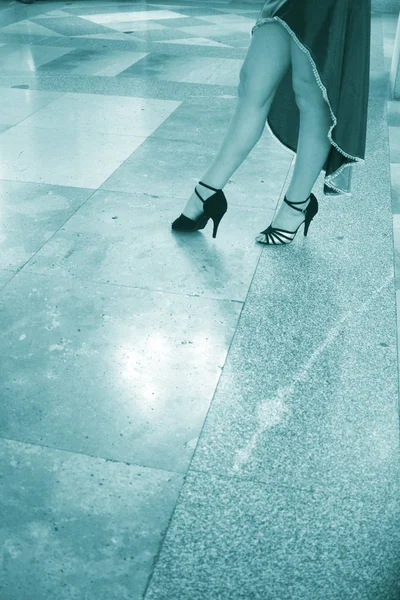 现代体育舞蹈表演中性感的女舞蹈家 腿细长 舞姿迷人 — 图库照片