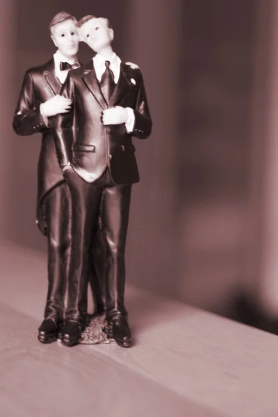 Lgbt のロマンチックなプロポーズを受け入れるを保持している つの男性の新郎のケーキ トッパー同性愛者の結婚式のカップルが大好き — ストック写真