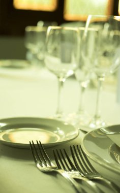 Düğün resepsiyonu ziyafet akşam yemeği parti masa yer ayarlarını lüks otel mekan olarak ayarla.