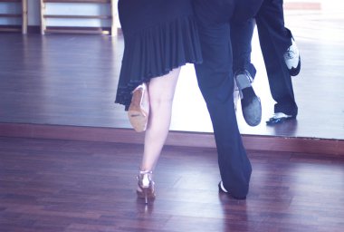 Balo salonu dans birkaç dansçılar ve prova dans stüdyosu okulda öğretmenler.