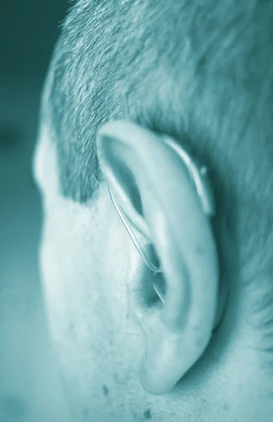 Modern Kompakt Dijital Audiophone Kulak Işitme Adamın Kulağına — Stok fotoğraf