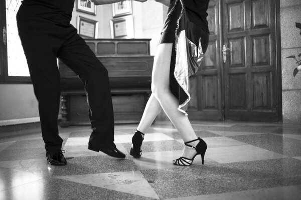 Танцовщицы в зале свадебных вечеринок танцуют в качестве шоу
.