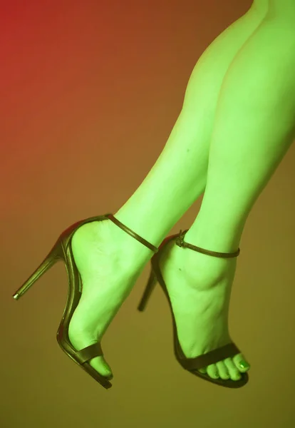 Sexy Junge Dame Mit Langen Schlanken Beinen Und Füßen Stöckelschuhen — Stockfoto