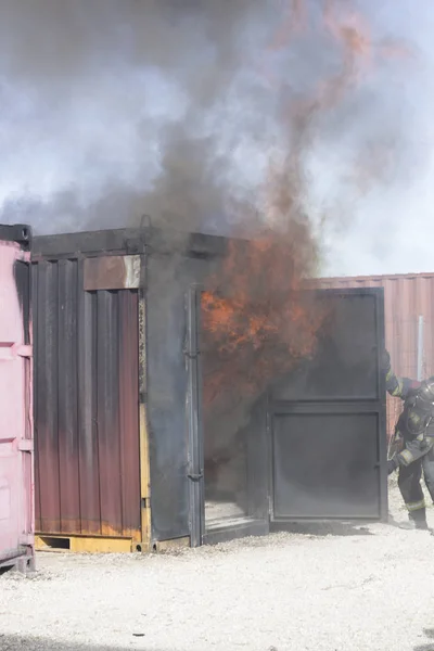 Bombero Apagando Estación Entrenamiento Contra Incendios Extintor Contra Corriente Aire —  Fotos de Stock