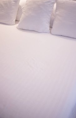 Konuklar için kapak temiz hazır durumda modern minimalist lüks beş yıldızlı bir otel yatak pamuklu çarşaf ve yastık.