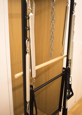 Pilates fitness spor salonu oda eğitim makineleri ile makine.