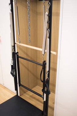 Pilates fitness spor salonu oda eğitim makineleri ile makine.