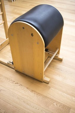 Pilates fitness spor salonu oda eğitim varil ile makine.