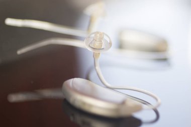 Audiophone modern yüksek teknoloji sağırlık ekipman izole kulak dijital işitme cihazı portre.