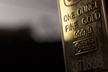 Som altın 999.9 bir ons külçe külçe değerli metaller closeup izole fotoğraf bar güzel.