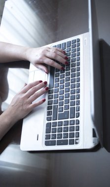 Dizüstü pc bilgisayar klavye tuşları kırmızı tırnak vernik ile el ile yazarak Sekreter daktilo.