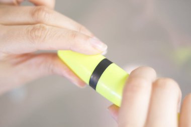 Genç bayanın elinde keçeli kalem kalıcı vurgulayıcı renk mürekkep marker kalem.