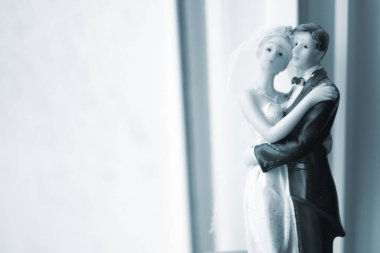 Pasta topper gelin ve damat düğün çift romantik evlilik Holding'in sevgisi kucaklamak.